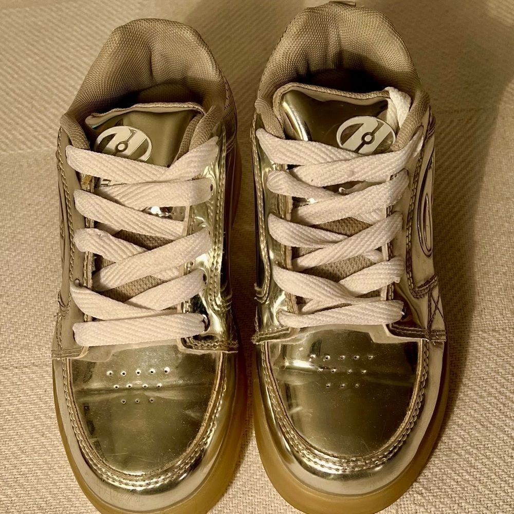Heelys Premium 1 Lo Light Up Wheeled Shoes, Youth Size 3, Silver Metallic.